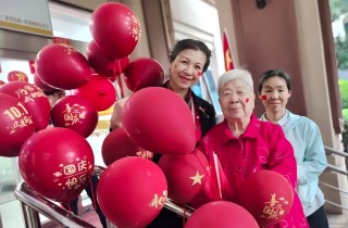 紅旗昭昭迎風(fēng)展 燕達(dá)歡騰迎國(guó)慶——燕達(dá)長(zhǎng)輩剪紙映初心，丹心獻(xiàn)祖國(guó)